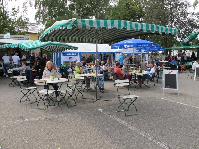 Menschen an Tischen auf Dorffest