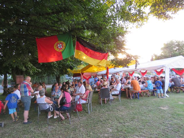 Menschen auf Festplatz