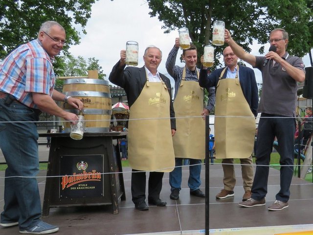 Männer mit Bierfass