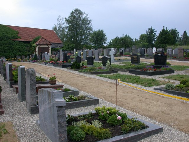 Friedhof mit Gräbern