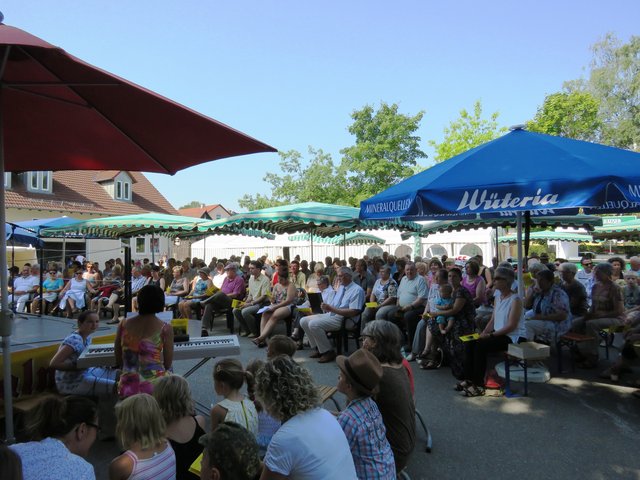 Menschen auf Festplatz