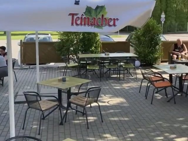 Biergarten mit Tischen und Stühlen