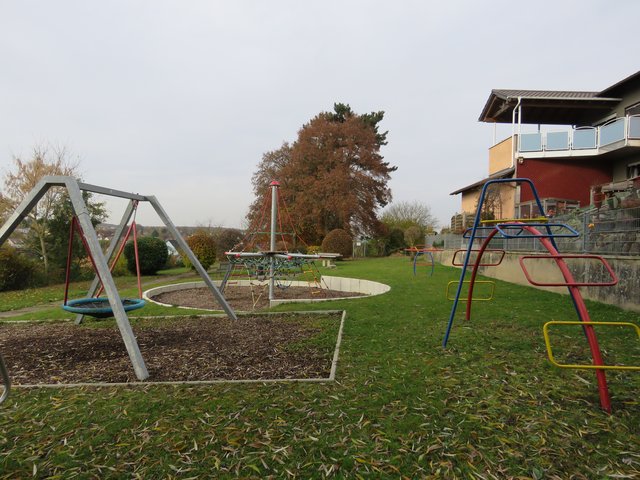 Spielplatz Bergstraße mit Schaukel und Klettergerüst