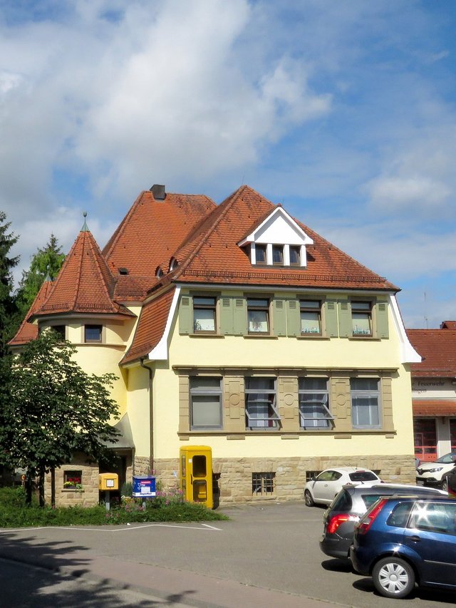 Außenansich Kindergarten mit Parkplatz