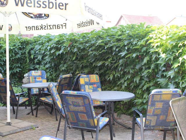 Biergarten mit Stühlen