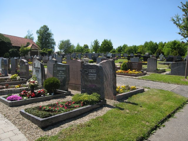 Friedhof mit Gräbern