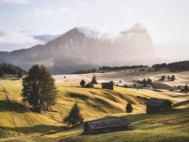 Landschaftsbild mit Wiesen und Berg